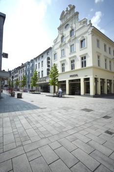 Düsseldorf Altstadt, Umbriano Sonderfarbe in Kombination mit Muldenstein Umbriano in Sonderfarbe.