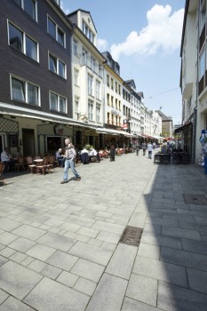 Düsseldorf Altstadt, Umbriano Sonderfarbe in Kombination mit Muldenstein Umbriano in Sonderfarbe.