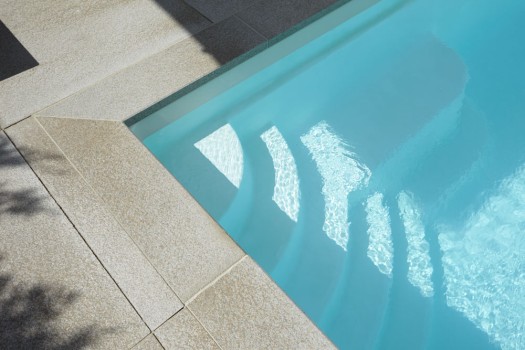 Pool-Einfassung Umbriano Granitbeige gemasert in Kombination mit Umbriano Granitbeige gemasert. 
