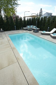 Pool-Einfassung Umbriano Granitbeige gemasert in Kombination mit Umbriano Granitbeige gemasert. 