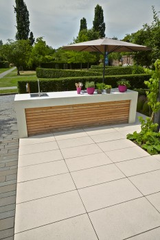 Jüchen, Schloss Dyck, ConceptDesign Outdoor-Küche Sichtbeton Grau glatt in Kombination mit Platinum Seidenbeige.