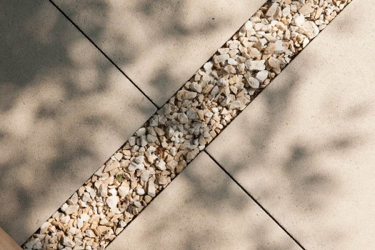 Senzo Sand in Kombination mit Jura Splitt Beige-Gelb 11-22 mm.
