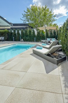 Umbriano Granitbeige gemasert in Kombination mit Pool-Einfassungen Granitbeige gemasert.