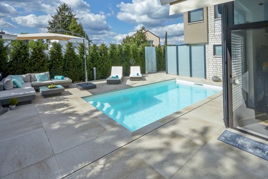 Umbriano Granitbeige gemasert in Kombination mit Pool-Einfassungen Granitbeige gemasert.