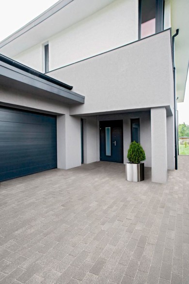 Urbino Pflaster Hauszufahrt Grau Hell Mittel Gemasert Flachdach Modern Elegant Eingang Garage 01