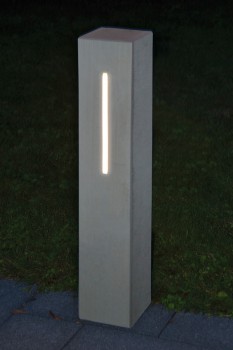 Scala Stele mit eingebauter LichtDesign LED-Lichtleiste Sichtbeton Grau, glatt.