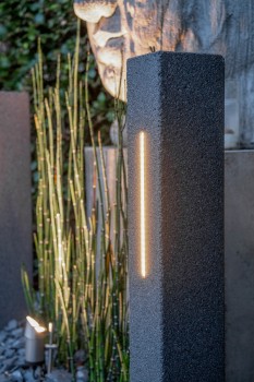 Scala Stele mit eingebauter LED-Lichtleiste.