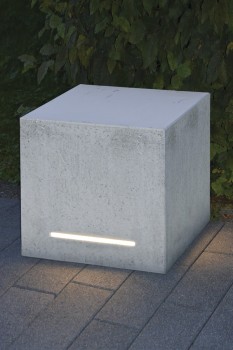 Scala 50 Sitzwürfel Sichtbeton Grau glatt mit eingelassener LichtDesign LED-Leiste.