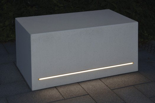 Scala 50 Sitzblock Sichtbeton Grau mit eingebauter LED-Lichtleiste.