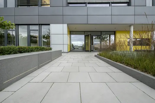 Oelde, Firmengebäude, Senzo Titan in Kombination mit Alessio-Stelen CD 3501 und Scala Block CD 3501.