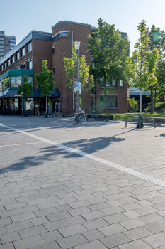 Köln-Chorweiler, Pariser Platz, Umbriano Grauanthrazit gemasert.