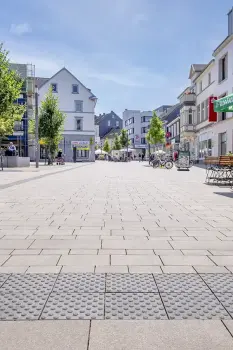 Solingen-Ohlings, Fußgängerzone, Umbriano Granitbeige.