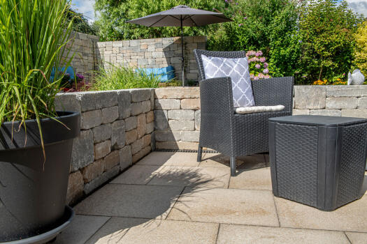 Umbriano Granitbeige gemasert in Kombination mit Spring Modo Mauer Beigegrau. Umbriano Granitbeige gemasert in Kombination mit Spring Modo Mauer Beigegrau.