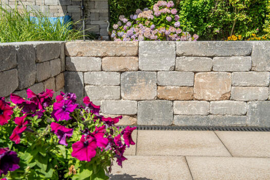 Umbriano Granitbeige gemasert in Kombination mit Spring Modo Mauer Beigegrau. Umbriano Granitbeige gemasert in Kombination mit Spring Modo Mauer Beigegrau.