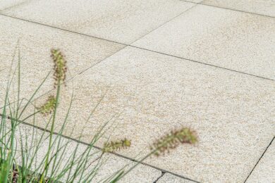 Umbriano Terrassenplatte Granitbeige 2610 70 gemasert Pflaster quadratisch