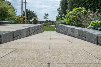Umbriano Terrassenplatte Granitbeige Modo Mauer 2610 009 Gartenweg gemasert Schräge 
