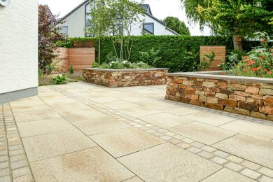 Umbriano Terrassenplatte Granitbeige Scarino 2608 002 Gartenweg rustikal Natursteinmauer