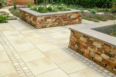 Umbriano Terrassenplatte Granitbeige Scarino 2608 007 Naturstein Blumeneinfassung Gartenweg