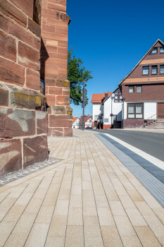 Waldeck, Innenstadt, Umbriano Granitbeige in Kombination mit KR Noppen- Rinnenplatte Anthrazit.