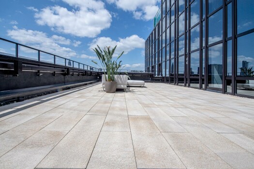 Frankfurt, Westendtower, Dachterrasse, Umbriano Granitbeige.