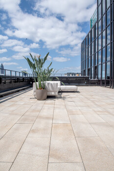 Frankfurt, Westendtower, Dachterrasse, Umbriano Granitbeige.