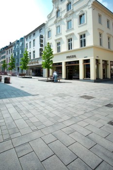 Düsseldorf, Altstadt, Umbriano Granitgrau-weiß gemasert.