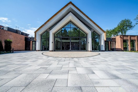 Laren (NL), Crematorium, Umbriano, Granitgrau-weiß gemasert.