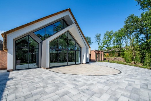 Laren (NL), Crematorium, Umbriano, Granitgrau-weiß gemasert.