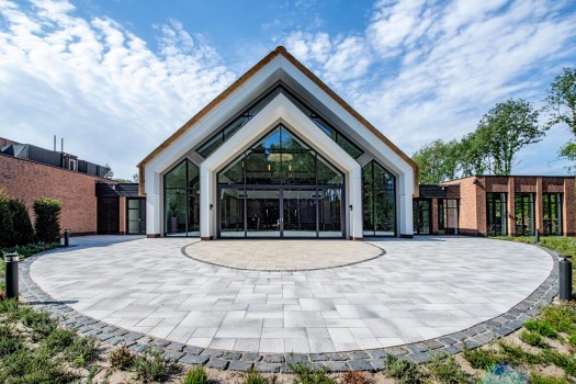 Laren (NL), Crematorium, Umbriano, Granitgrau-weiß gemasert.