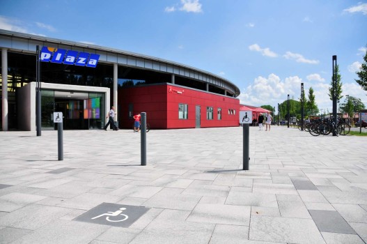 Rendsburg, Einkaufszentrum Rondo, Umbriano Granitgrau-weiß gemasert.