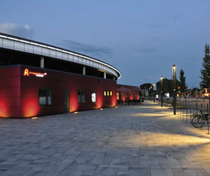 Rendsburg, Einkaufszentrum Rondo, Umbriano Granitgrau-weiß gemasert.