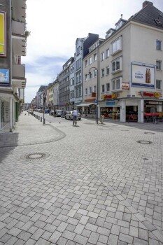 Köln, Severinstrasse, Umbriano Granitgrau-weiß gemasert.