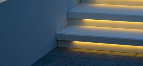 Licht in Blockstufen und Stelen