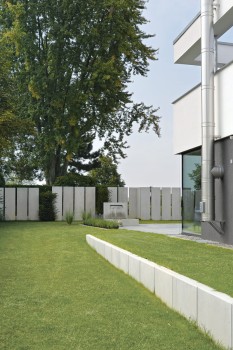 Alessio ConceptDesign Sichtbeton Grau glatt (250 x 60 x 10 cm).