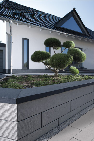 Mauern den Garten in Räume aufteilen