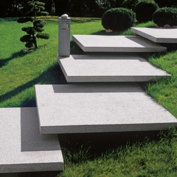 Privatobjekt, Concept Design Freitragende Stufenplatten mit gestrahlter Oberfläche Granithell