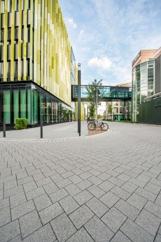 Köln, Uniklinik, La Linia Granitgrau und Granitdunkelgrau.