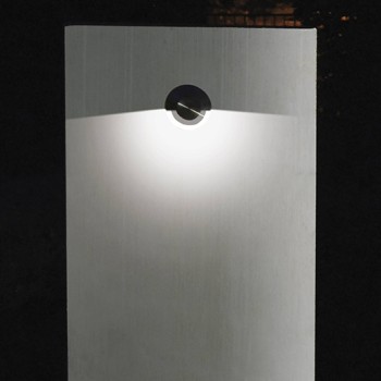 Licht Design und Alessio-Stele (250x60x14 cm) mit 180° LED-Strahler. 