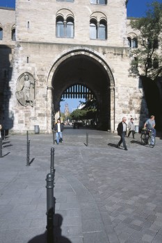 Köln, Eigelstein-Torburg, Terra Venetiana Lavaanthrazit changierend.