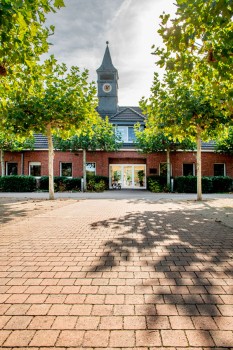 Langenfeld, Landes- Reit- und Fahrschule, Terra Toscana Terra-braun changierend.