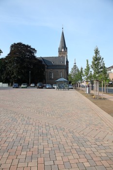 Langenfeld, Reusrather Platz, Terra Toscana Terra-braun changierend.