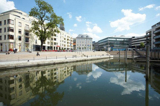 Mülheim, Ruhrbania - Ruhrpromenade und Wasser-Wander-Rastplatz, Terra Venetiana Lavaanthrazit changierend in Kombination mit ConceptDesign-Blockstufen Sichtbeton Objektfarbe Sandbeige.