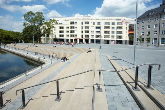 Mülheim, Ruhrbania - Ruhrpromenade und Wasser-Wander-Rastplatz, Terra Venetiana Lavaanthrazit changierend in Kombination mit ConceptDesign-Blockstufen Sichtbeton Objektfarbe Sandbeige.