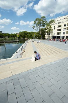 Mülheim, Ruhrbania - Ruhrpromenade und Wasser-Wander-Rastplatz, Terra Venetiana Lavaanthrazit changierend in Kombination mit ConceptDesign-Blockstufen Sichtbeton Objektfarbe Sandbeige.