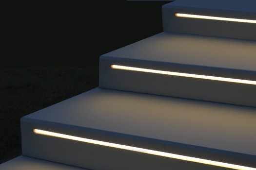 Tocano-Blockstufen mit eingelassener LichtDesign LED-Leiste.