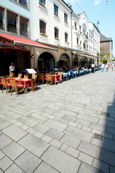 Düsseldorf, Altstadt, Umbriano Granitgrau-weiß gemasert.