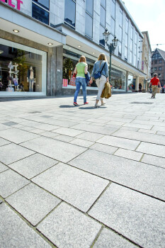 Düsseldorf, Altstadt, Umbriano Granitgrau-weiß gemasert.