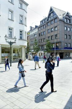 Düsseldorf, Altstadt, Umbriano Granitgrau-weiß gemasert.