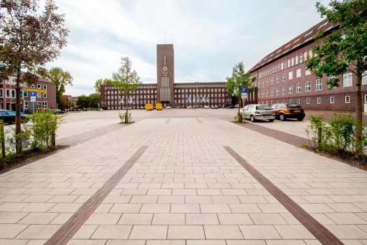 Wilhelmshaven, Rathausplatz, Umbriano Granitbeige gemasert.