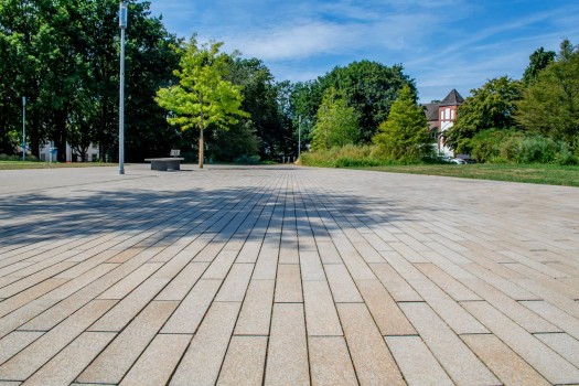 Dülken, Stadtpark, Umbriano Granitbeige gemasert.